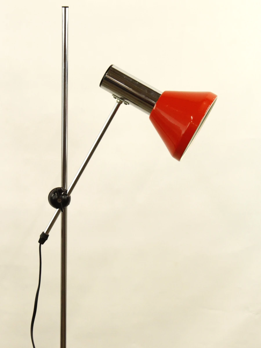 Metalen staanlamp uit de Mid-Century Modern designstroming in retro oranje