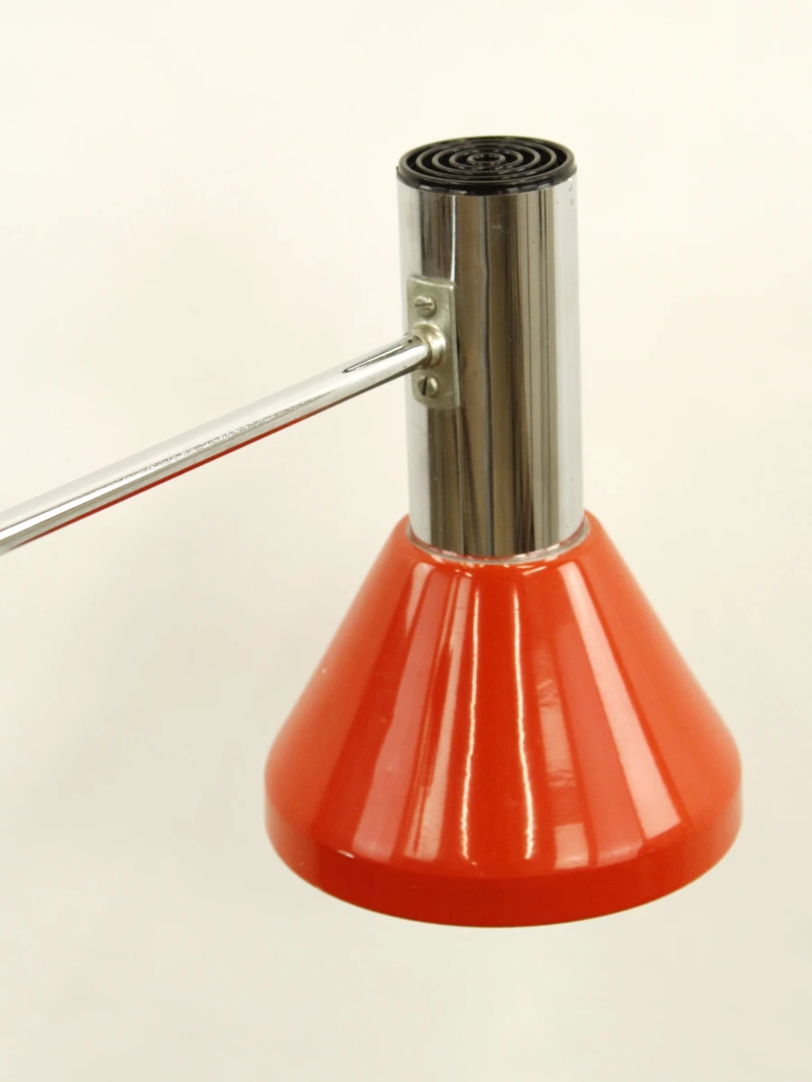 Metalen staanlamp uit de Mid-Century Modern designstroming in retro oranje