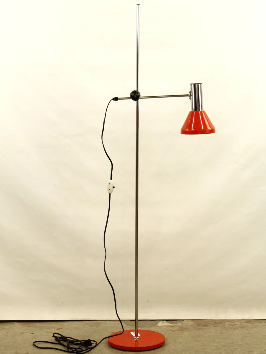 Metalen staanlamp uit de Mid-Century Modern designstroming in retro oranje