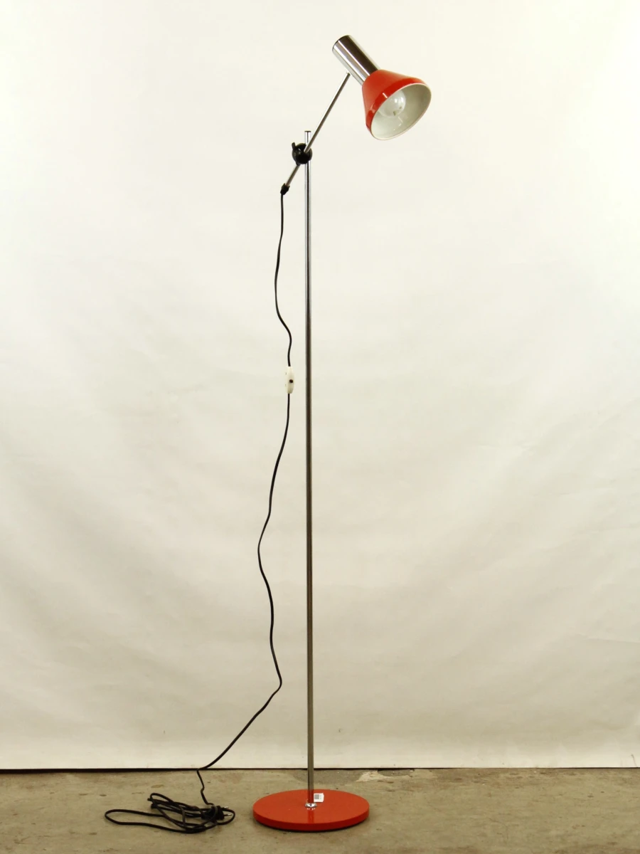 Metalen staanlamp uit de Mid-Century Modern designstroming in retro oranje