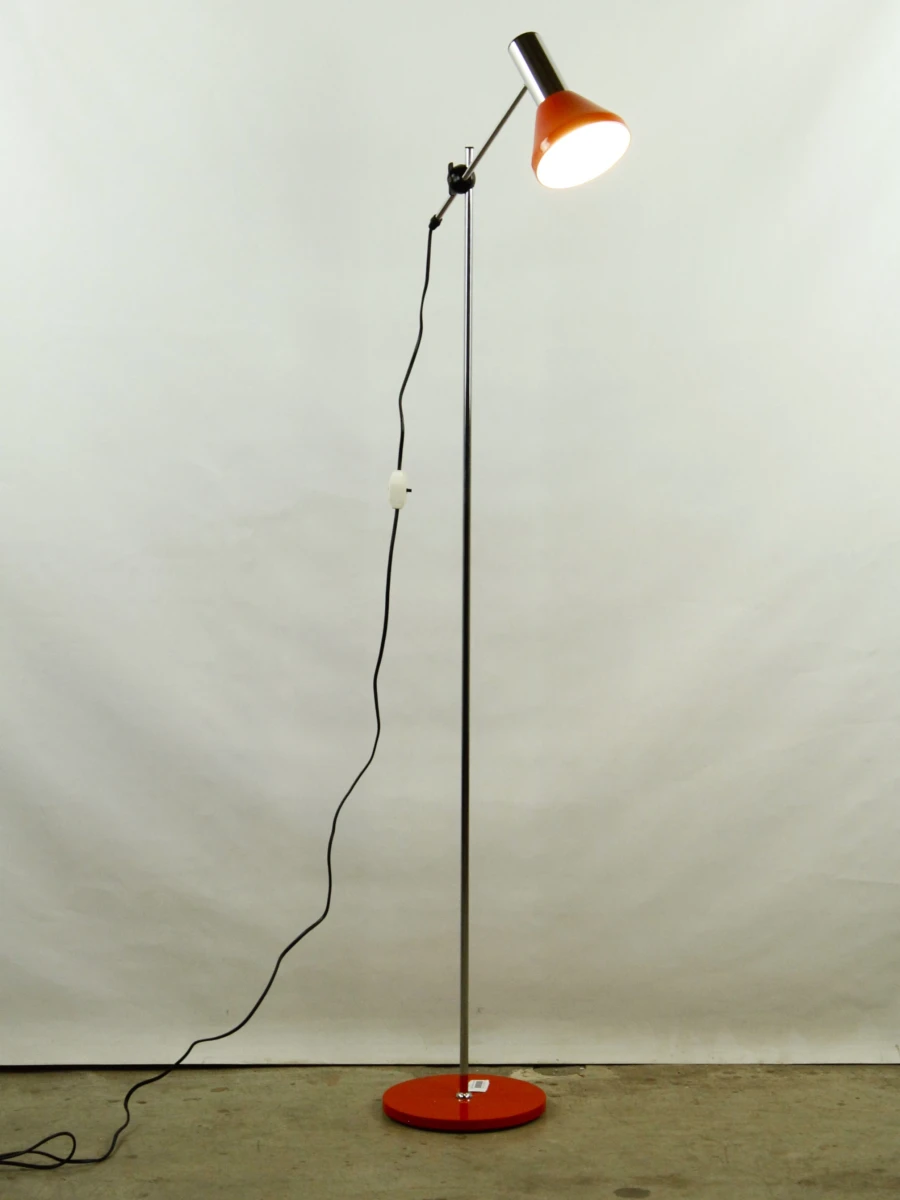 Metalen staanlamp uit de Mid-Century Modern designstroming in retro oranje