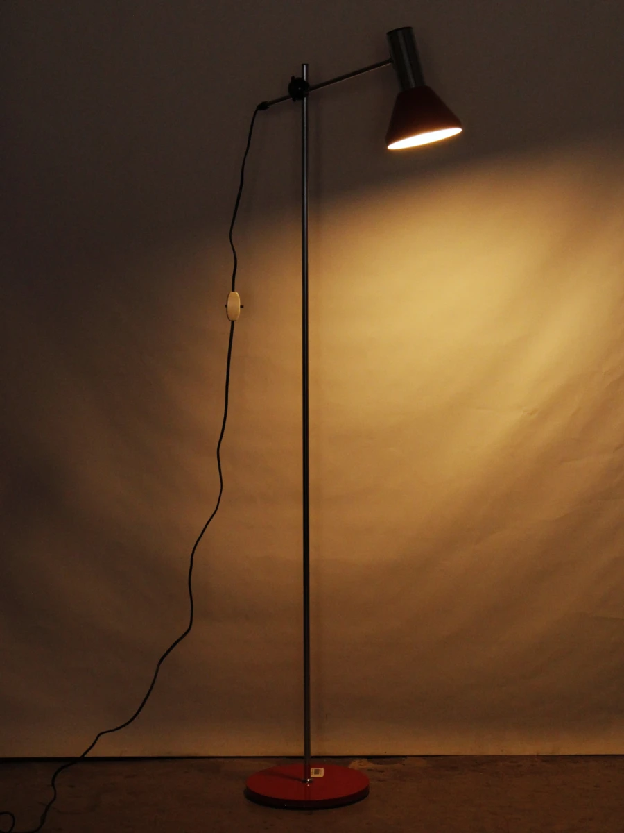 Metalen staanlamp uit de Mid-Century Modern designstroming in retro oranje