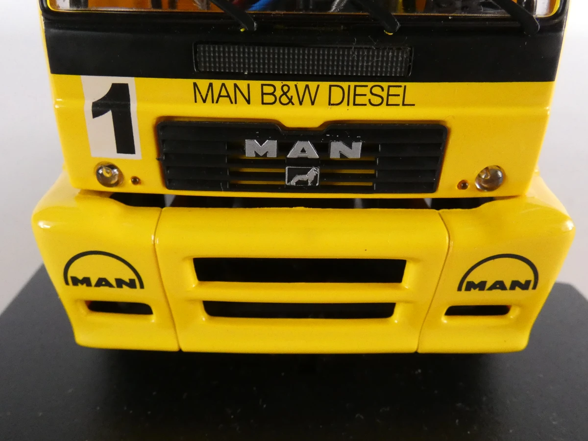 Set van 4 schaalmodellen vrachtwagens in displayboxen