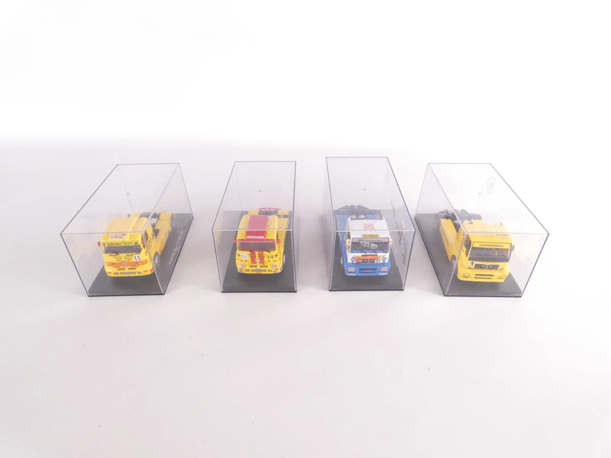 Set van 4 schaalmodellen vrachtwagens in displayboxen