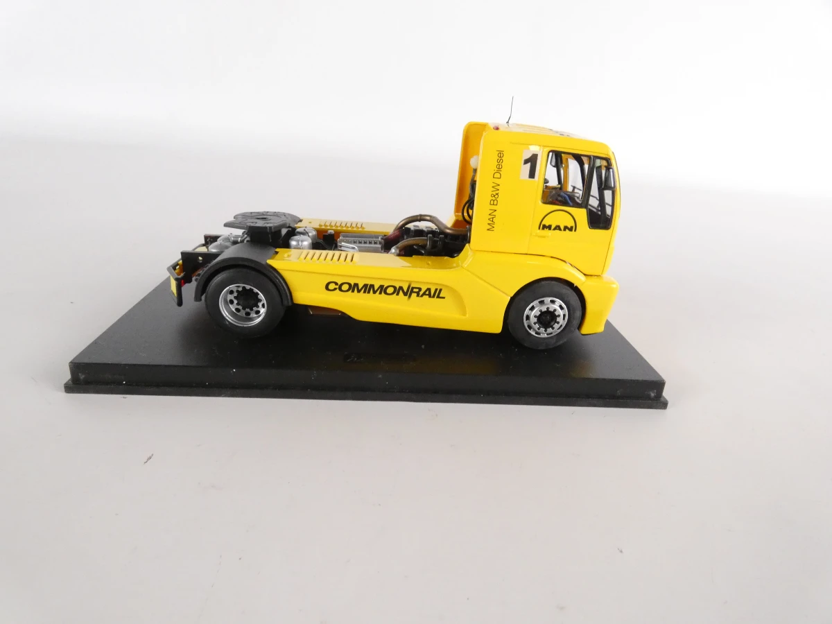 Set van 4 schaalmodellen vrachtwagens in displayboxen