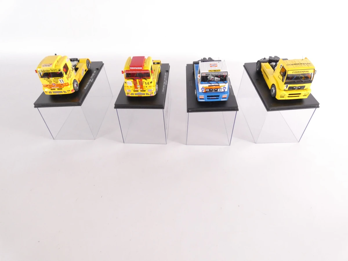 Set van 4 schaalmodellen vrachtwagens in displayboxen