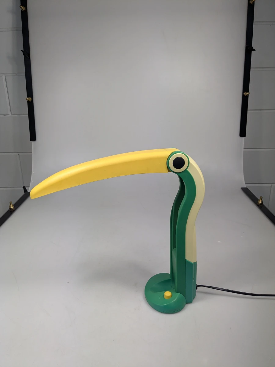 Bureaulamp in vorm van een toekan met gele en groene kleuren
