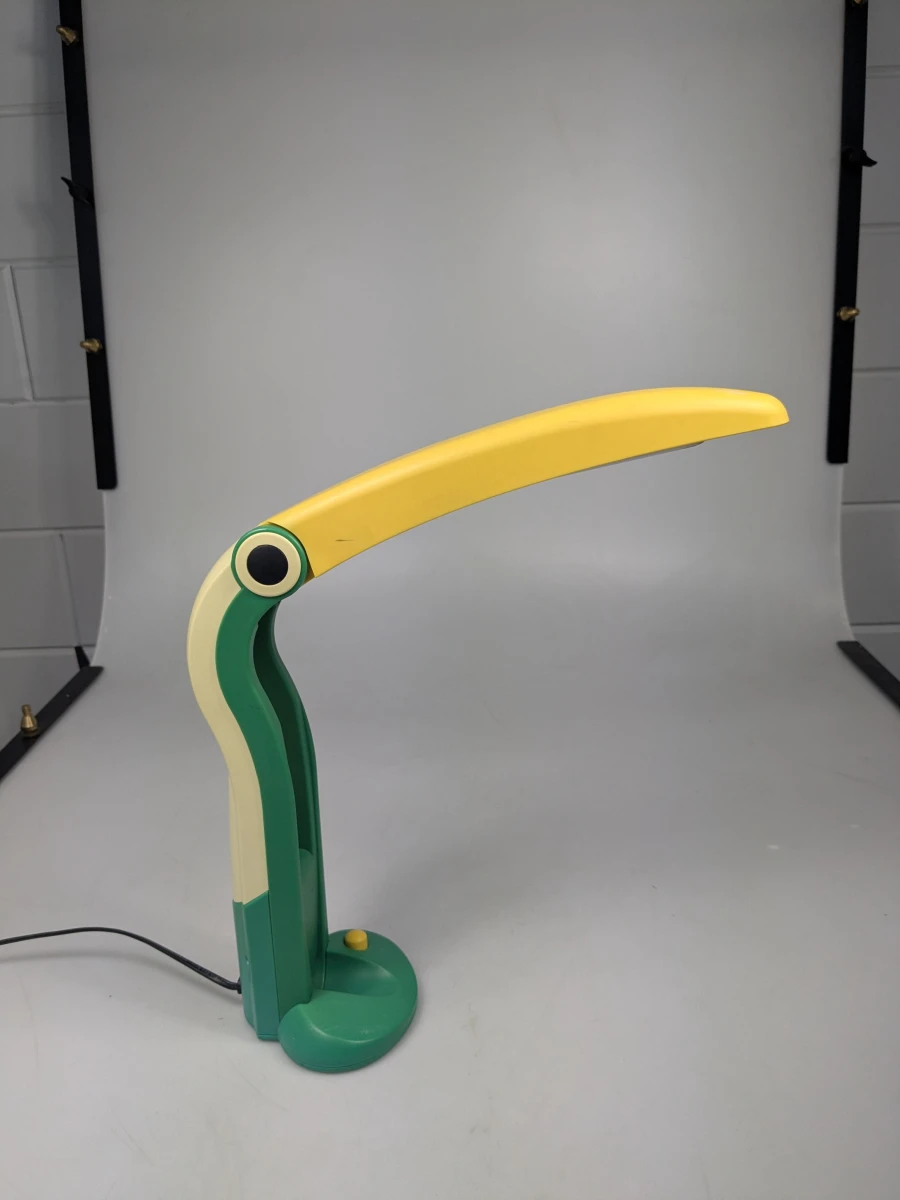 Bureaulamp in vorm van een toekan met gele en groene kleuren