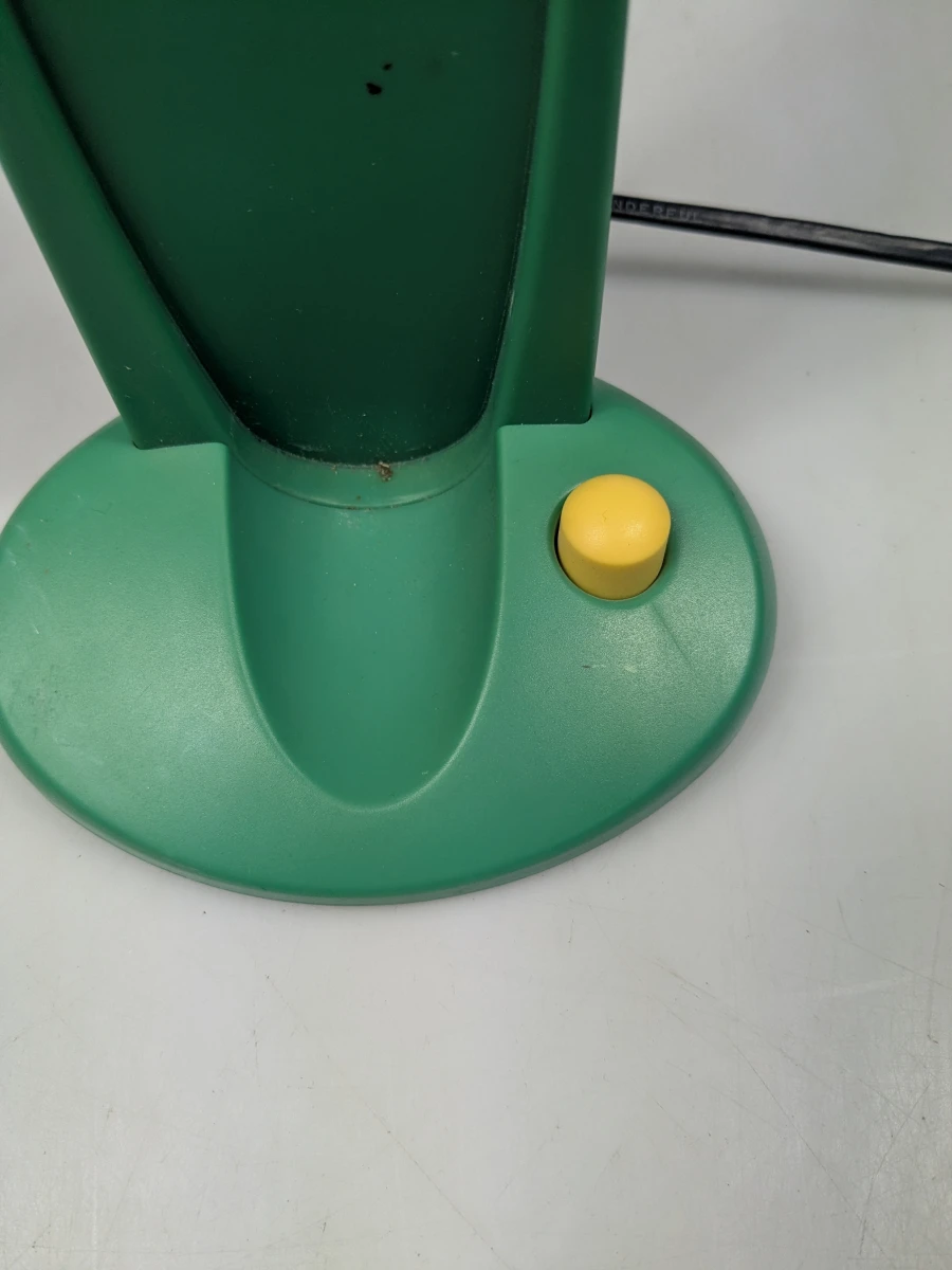 Bureaulamp in vorm van een toekan met gele en groene kleuren
