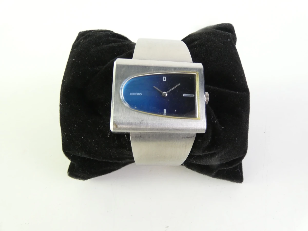 Seiko dameshorloge met blauwe wijzerplaat en metalen band