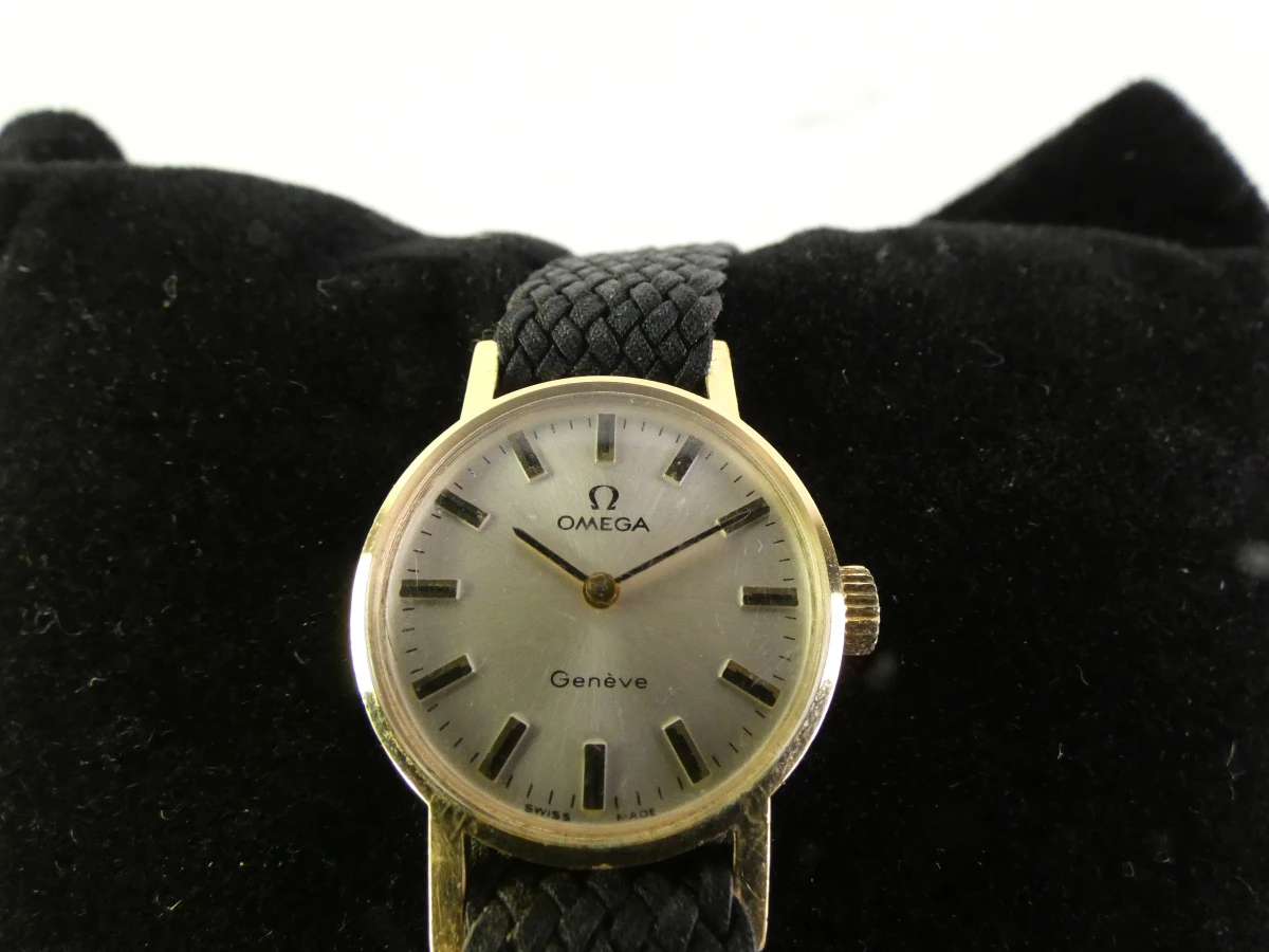 Omega Dameshorloge met gevlochten band