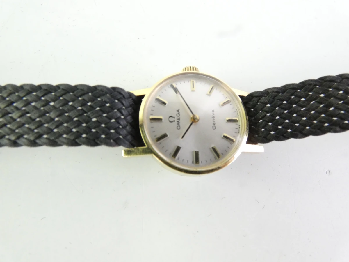 Omega Dameshorloge met gevlochten band