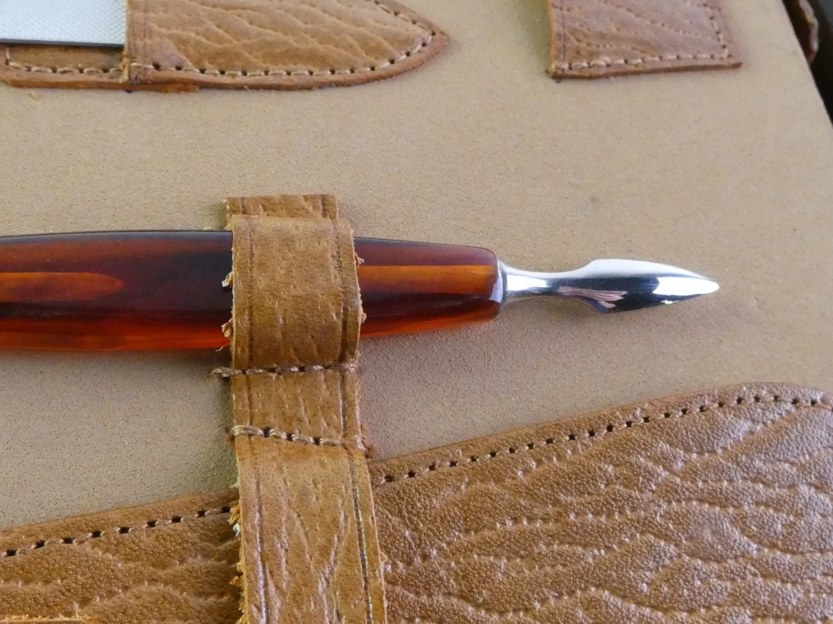 Vintage bruine leren manicure set in etui