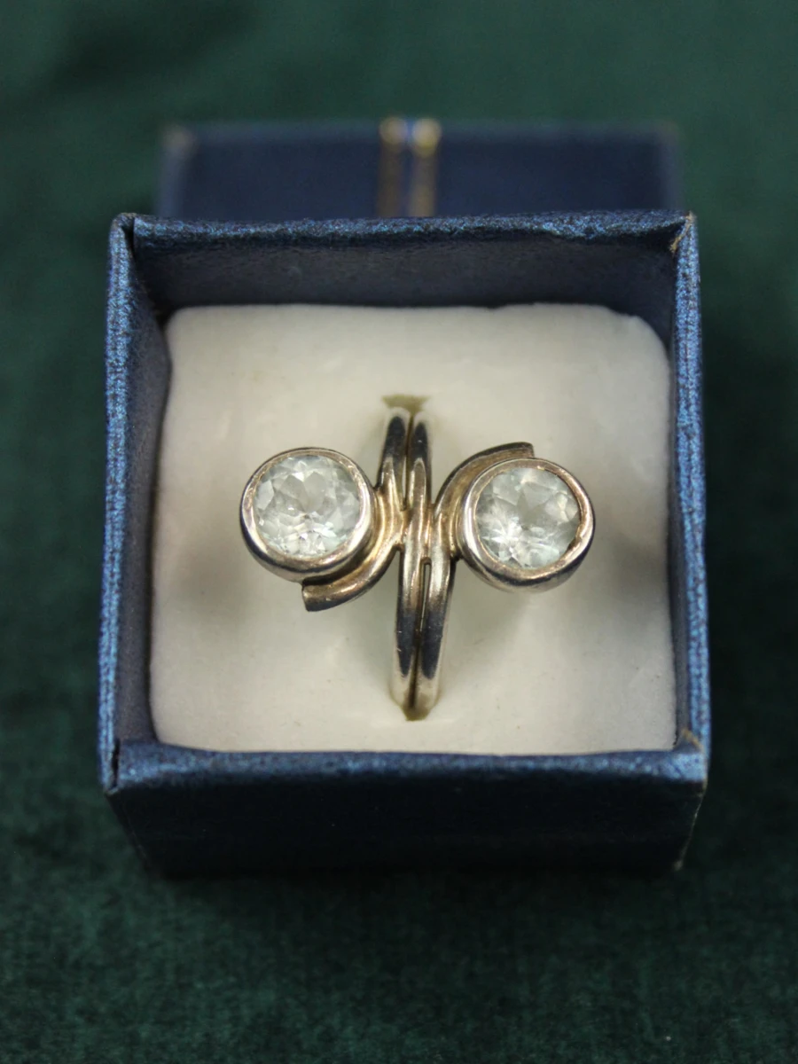 Sterling zilveren ring met lichtblauwe stenen