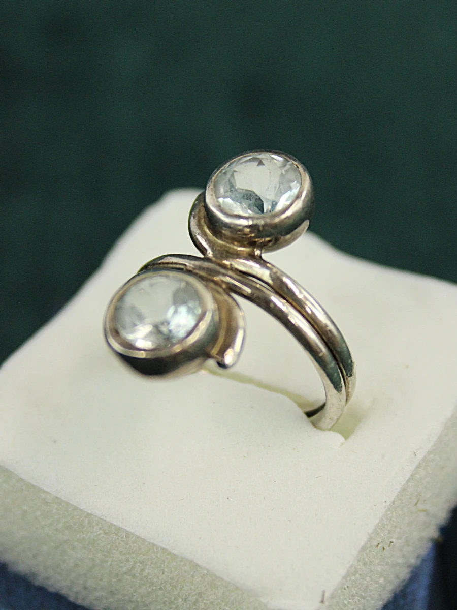 Sterling zilveren ring met lichtblauwe stenen