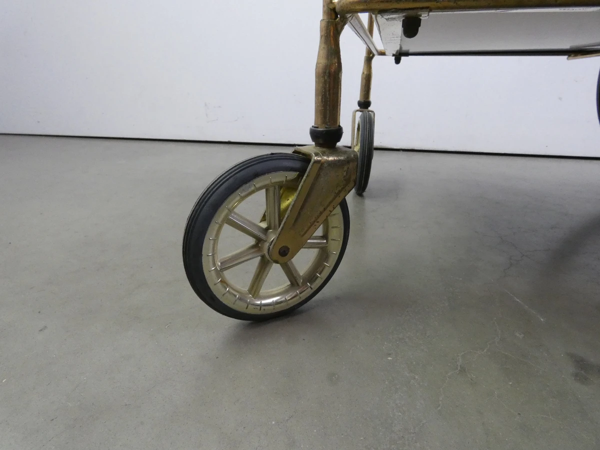 Vintage metalen barwagen met plateau