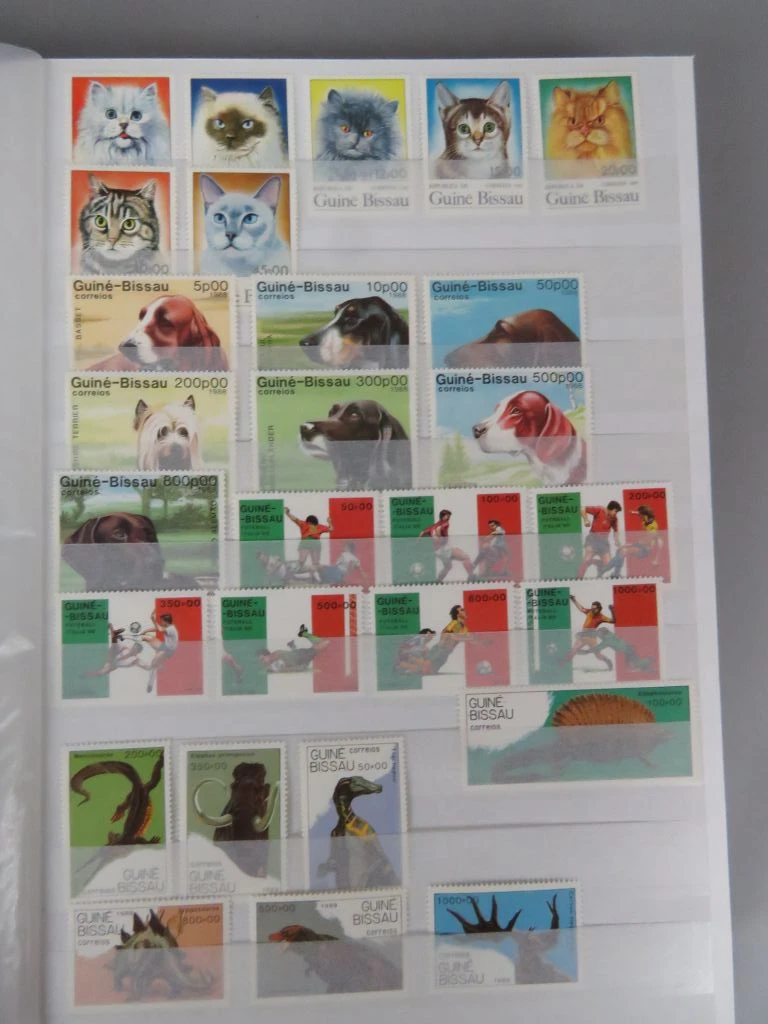 Postzegelverzameling in album met diverse thema's 1
