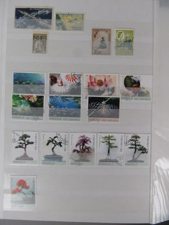 Postzegelverzameling in album met diverse thema's 1