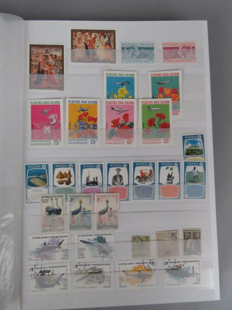 Postzegelverzameling in album met diverse thema's 1