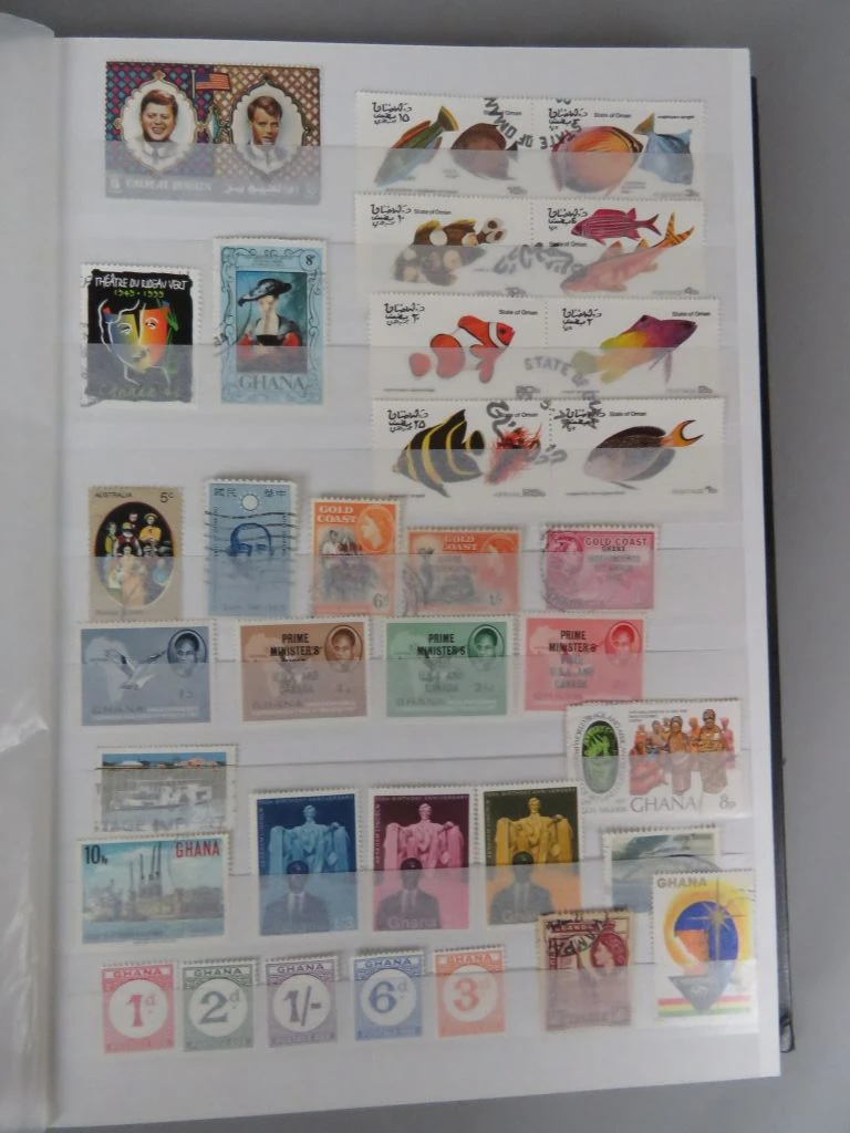 Postzegelverzameling in album met diverse thema's 1