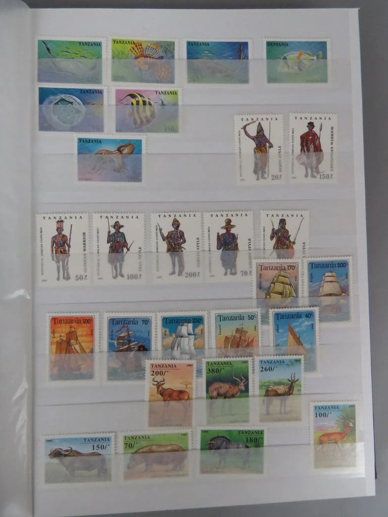 Postzegelverzameling in album met diverse thema's 1