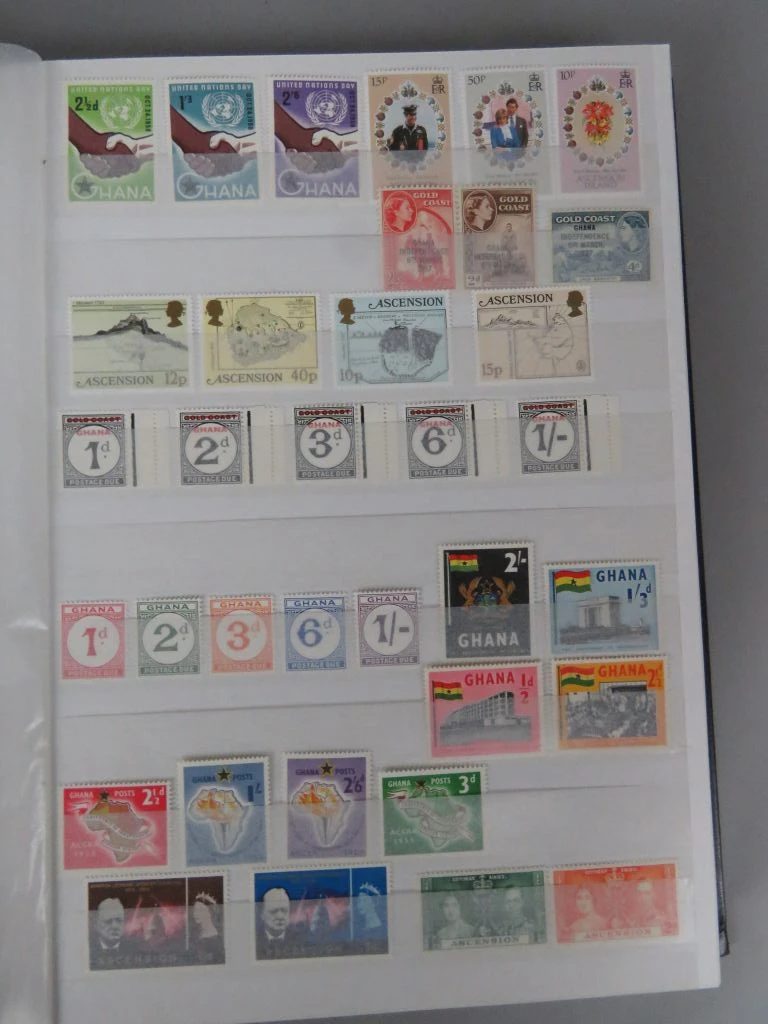 Postzegelverzameling in album met diverse thema's 1
