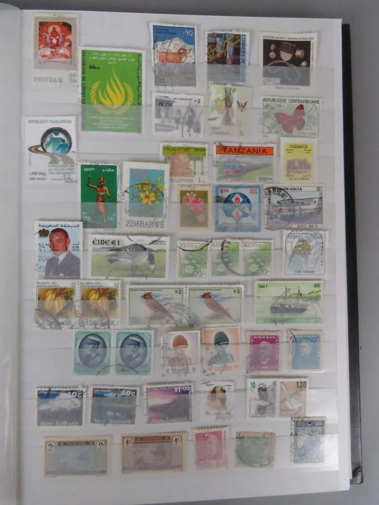 Postzegelverzameling in album met diverse thema's 1