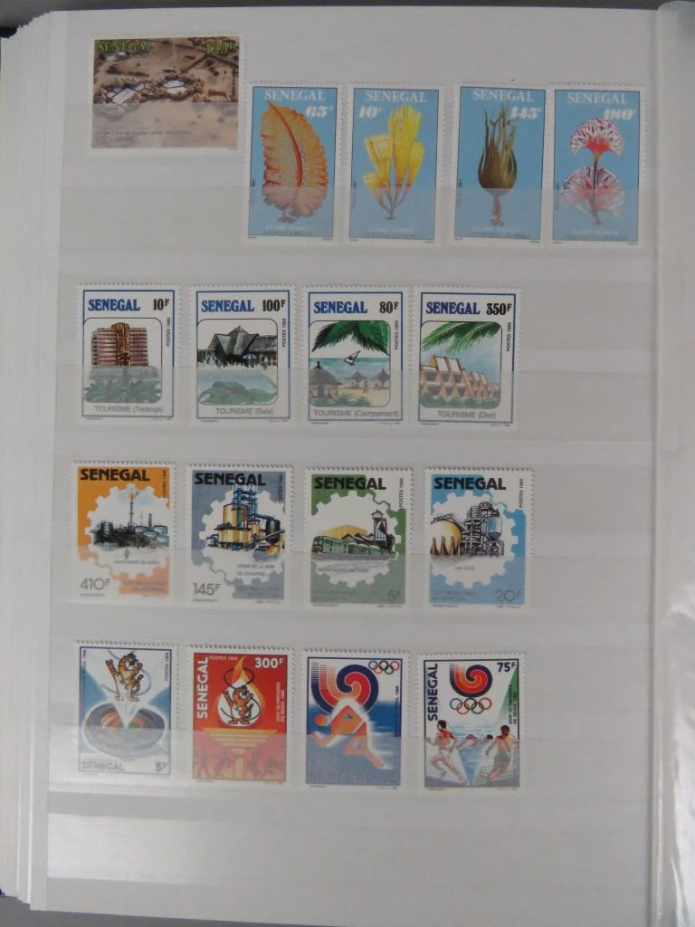 Postzegelverzameling in album met diverse thema's 1