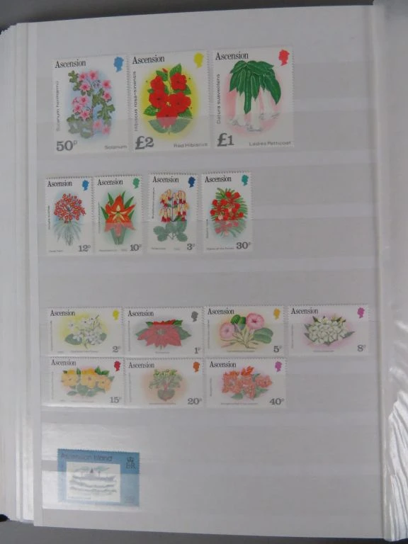Postzegelverzameling in album met diverse thema's 1