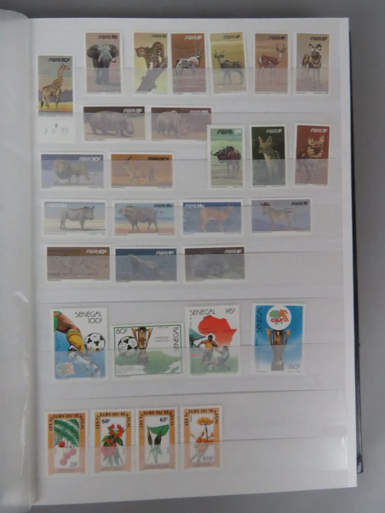 Postzegelverzameling in album met diverse thema's 1