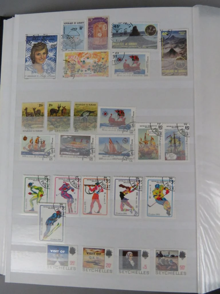 Postzegelverzameling in album met diverse thema's 1