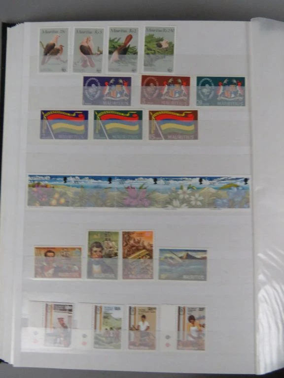 Postzegelverzameling in album met diverse thema's 1