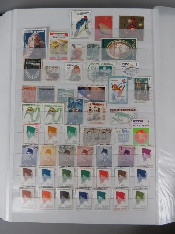 Postzegelverzameling in album met diverse thema's 1
