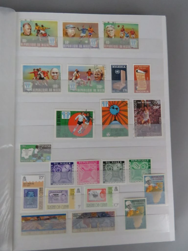 Postzegelverzameling in album met diverse thema's 1