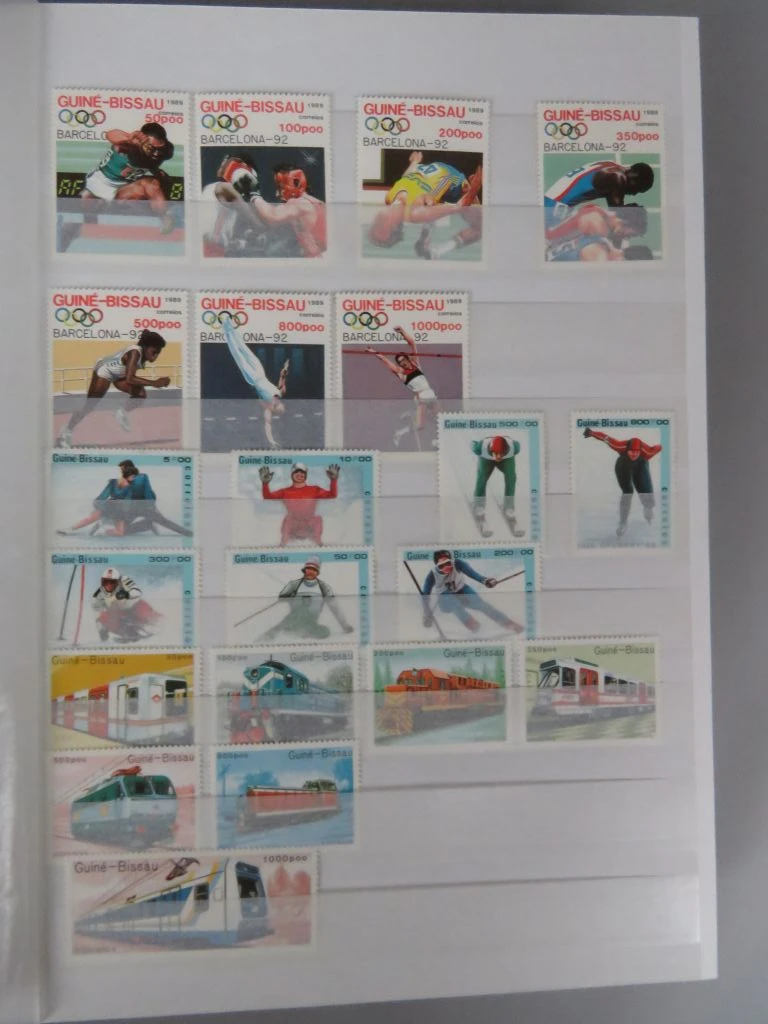 Postzegelverzameling in album met diverse thema's 1