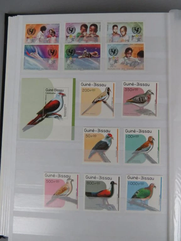 Postzegelverzameling in album met diverse thema's 1