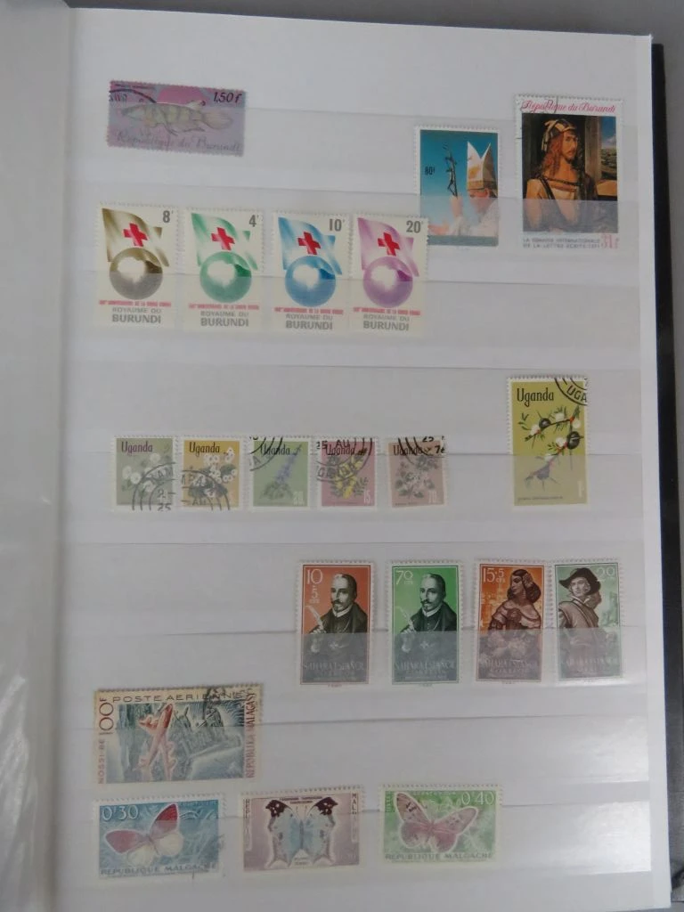 Postzegelverzameling in album met diverse thema's 1