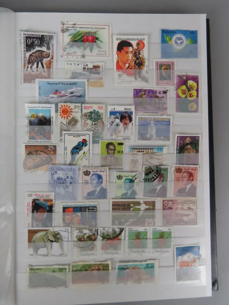 Postzegelverzameling in album met diverse thema's 1