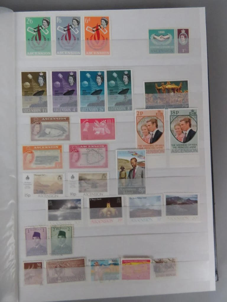 Postzegelverzameling in album met diverse thema's 1