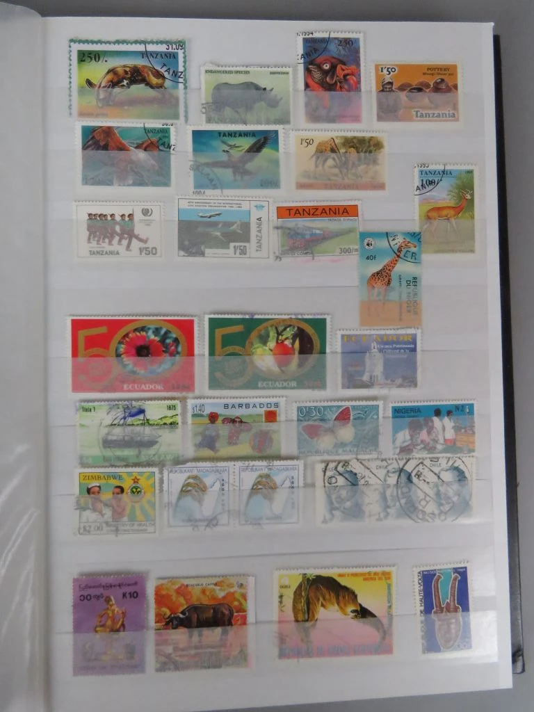 Postzegelverzameling in album met diverse thema's 1