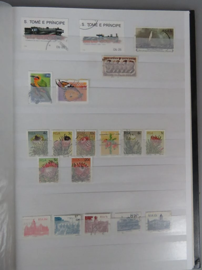Postzegelverzameling in album met diverse thema's 1