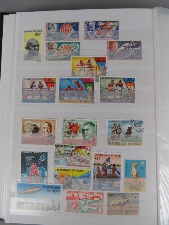 Postzegelverzameling in album met diverse thema's 1