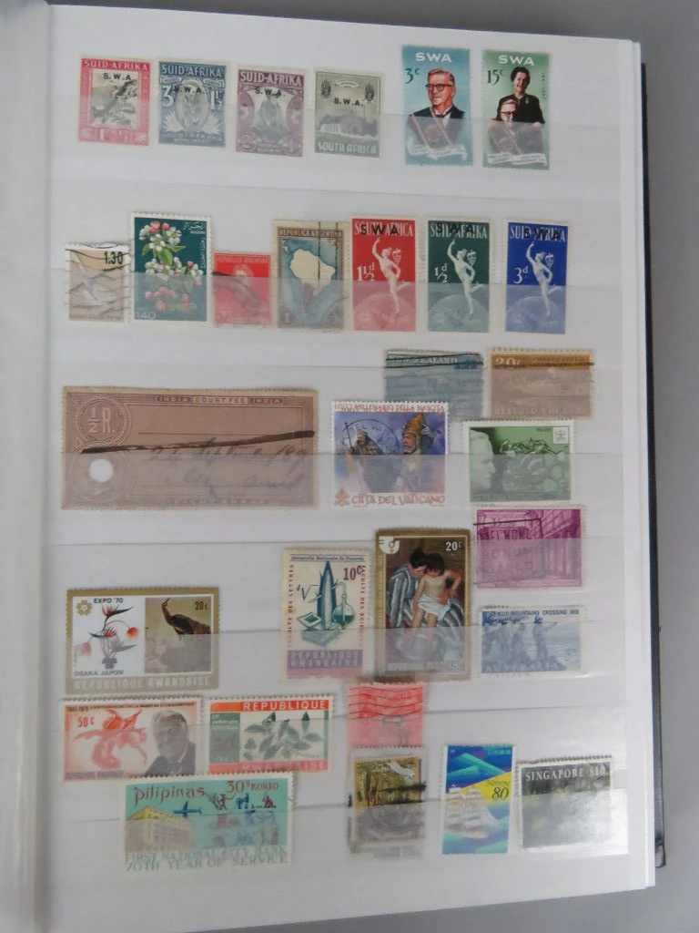 Postzegelverzameling in album met diverse thema's 1