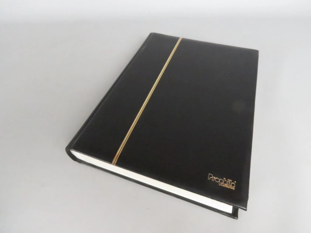 Postzegelverzameling in album met diverse thema's 1
