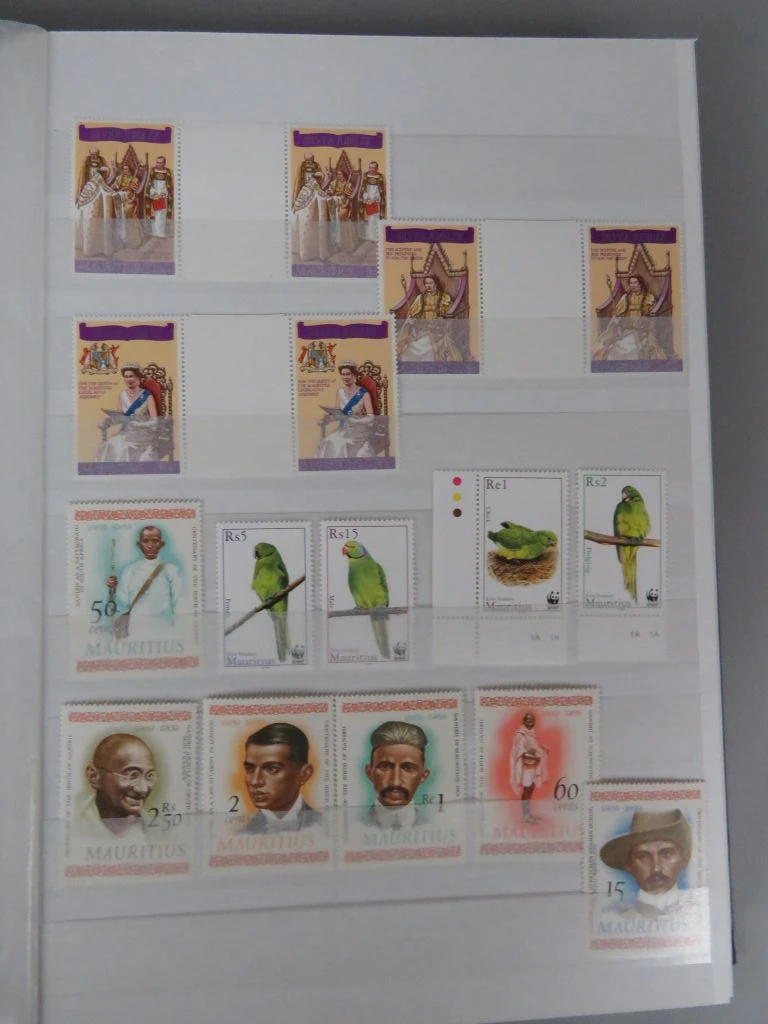 Postzegelverzameling in album met diverse thema's 1