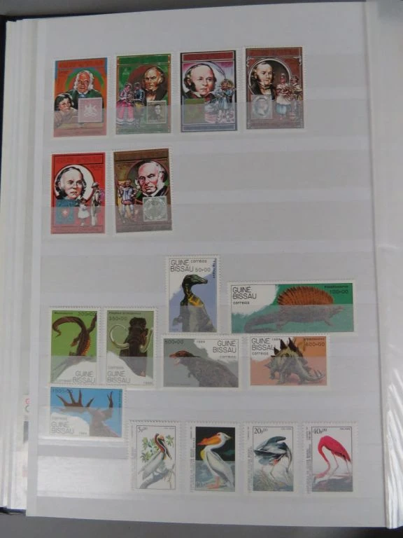 Postzegelverzameling in album met diverse thema's 1