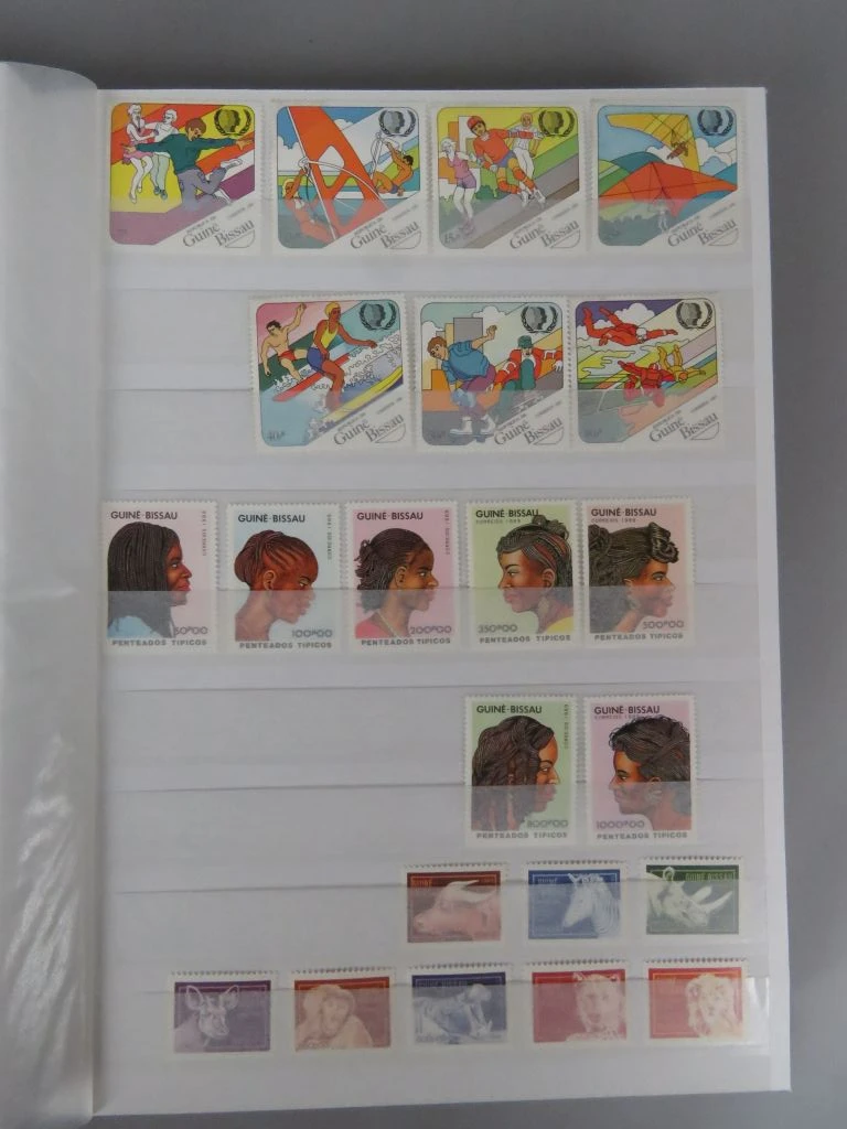 Postzegelverzameling in album met diverse thema's 1