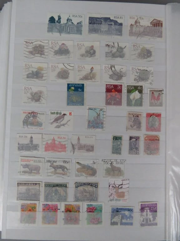 Postzegelverzameling in album met diverse thema's 1