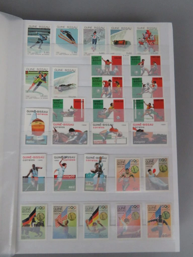 Postzegelverzameling in album met diverse thema's 1
