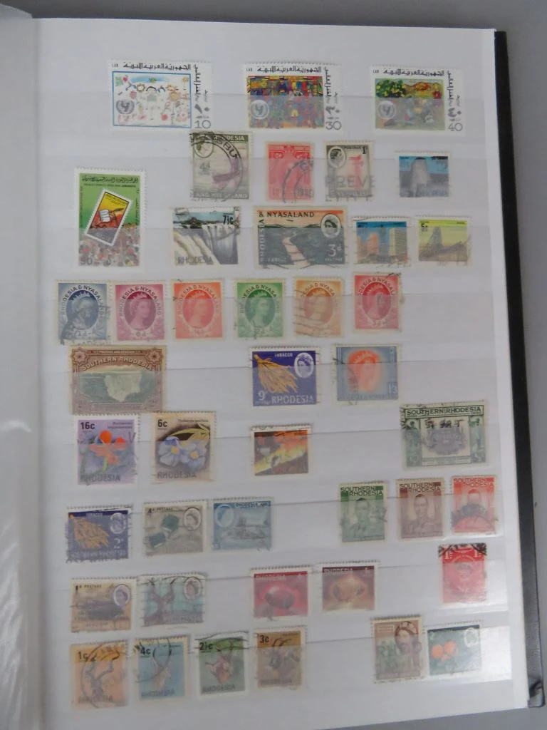 Postzegelverzameling in album met diverse thema's 1